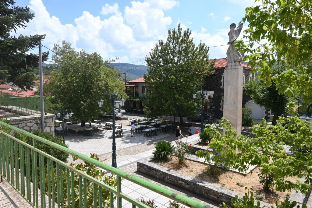 Διακοσμητική φωτογραφία για τις Καρυές Λακωνίας – μοναδικό χωριό με πολιτιστική ταυτότητα και φυσικές ομορφιές που ενώνουν παράδοση και τουρισμό.