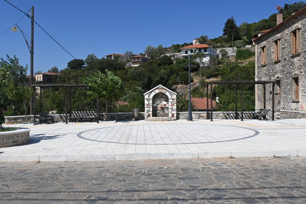 Διακοσμητική φωτογραφία για τις Καρυές Λακωνίας – προορισμός γεμάτος ζωή με πανηγύρια, φιλικούς κατοίκους και υπέροχα τοπία που αναδεικνύουν την Πελοπόννησο.