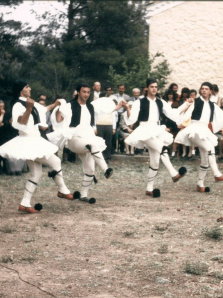 Διακοσμητική φωτογραφία για τις Καρυές Λακωνίας – χειμερινές εικόνες με χιονισμένα τοπία, φωτιές στα τζάκια και ζεστή αίσθηση ελληνικής φιλοξενίας.